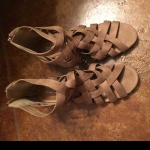 Criss cross, zip up, open toe chunky heel.